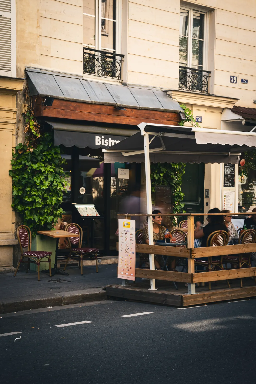 Façade et terrasse du Bistrot Manzé, 39 rue Saint-Maur Paris 11e